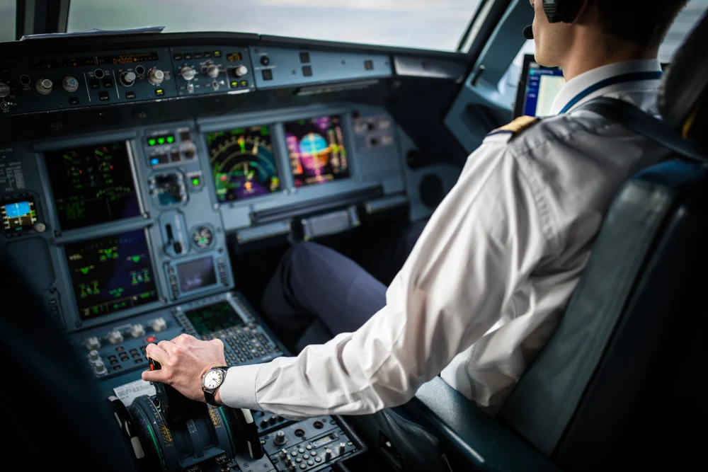 Aviões de linha aérea comercial voando isolados