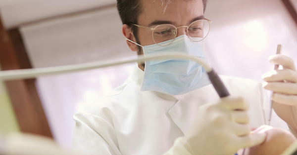 Equipamentos odontológicos em clínica universitária usados por alunos de Odontologia no início do curso.