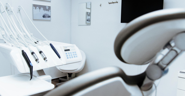 Estudante de Odontologia realizando atendimento prático supervisionado em clínica-escola, parte da rotina nos primeiros períodos da graduação.