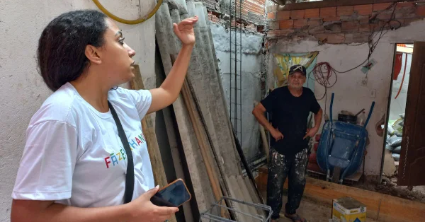 Construção moderna de arquitetura contemporânea sobre a água, com destaque para o design criativo e sustentável.